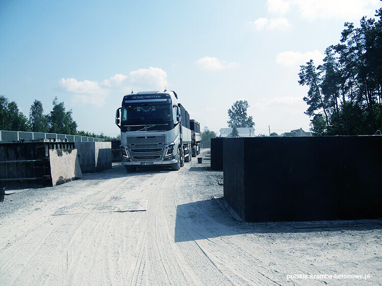Transport szamb betonowych  w Dobrej